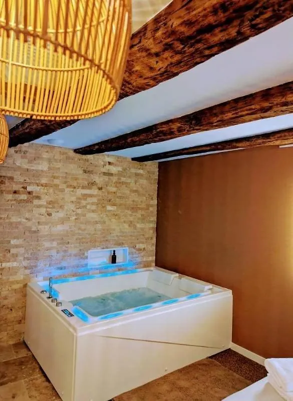 Suite Romantique, Jacuzzi & Piece Secrete Centre Ville Cahors Fransa